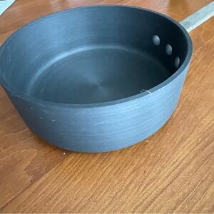 Calphalon Commercial Hard Anodized Aluminum Sauce Pan 8782 1/2-2 1/2 quart (2.5)